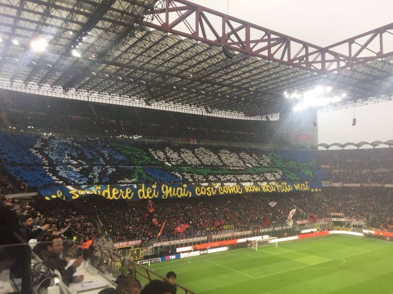 La Curva Nord che ospita i tifosi dell&#39;Inter rilancia rispetto ai cugini con una citazione tratta dalla canzone 